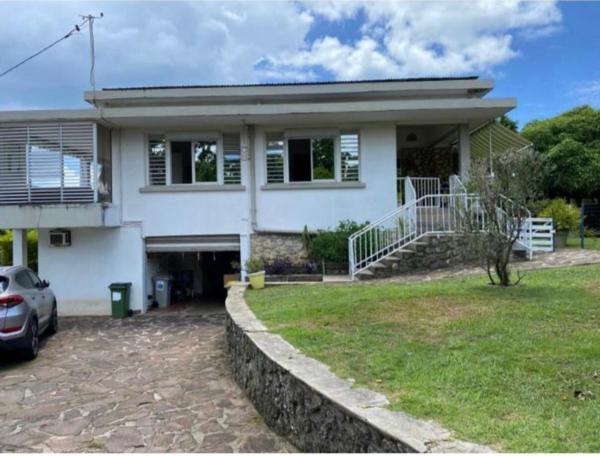 A VENDRE SUR GOSIER JOLIE PROPRIETE VILLA T5 +BUNGALOW T2 AVEC PISCINE VUE MER