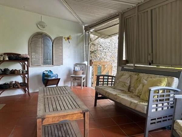 A VENDRE SUR GOSIER JOLIE PROPRIETE VILLA T5 +BUNGALOW T2 AVEC PISCINE VUE MER