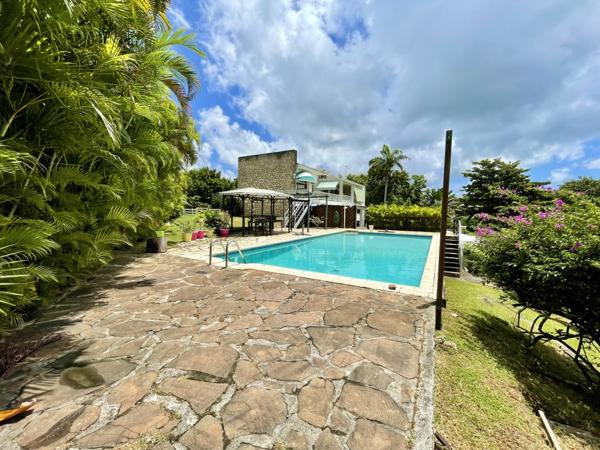 A VENDRE SUR GOSIER JOLIE PROPRIETE VILLA T5 +BUNGALOW T2 AVEC PISCINE VUE MER