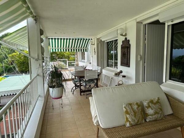 A VENDRE SUR GOSIER JOLIE PROPRIETE VILLA T5 +BUNGALOW T2 AVEC PISCINE VUE MER