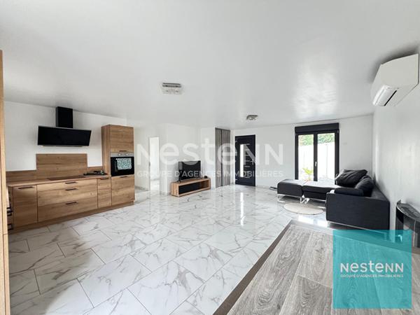 Maison de plain-pied avec un jardin et un garage à Chaumont