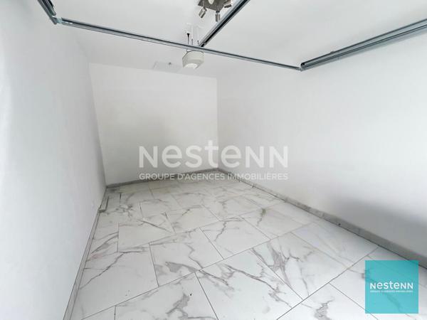 Maison de plain-pied avec un jardin et un garage à Chaumont