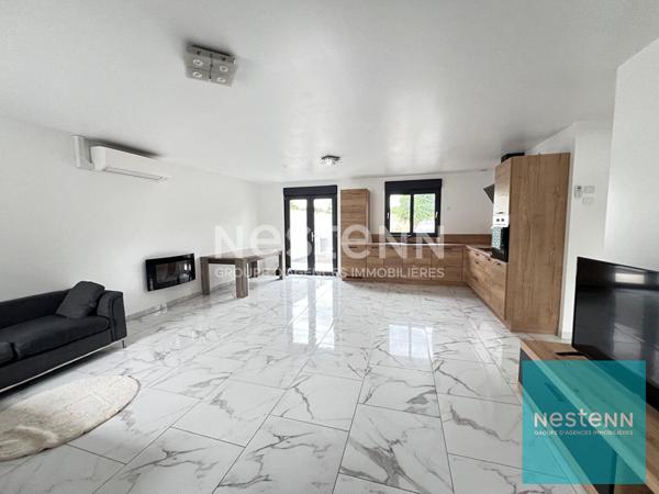 Maison de plain-pied avec un jardin et un garage à Chaumont