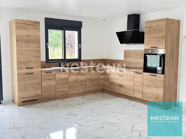 Maison de plain-pied avec un jardin et un garage à Chaumont