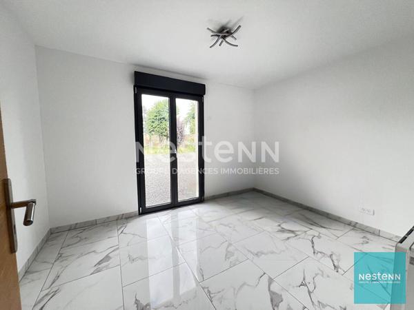 Maison de plain-pied avec un jardin et un garage à Chaumont