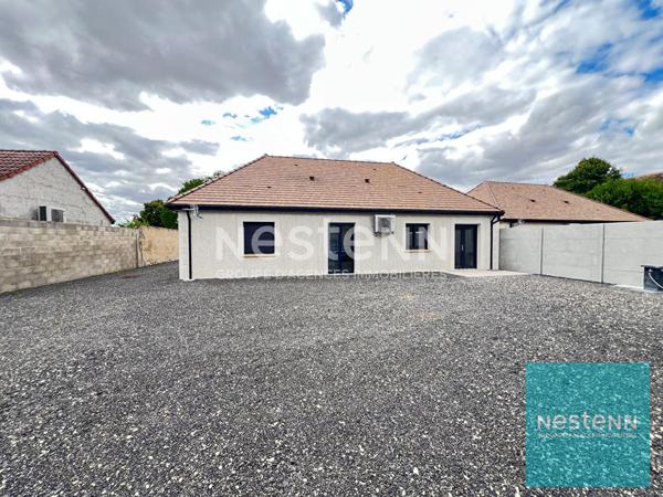 Maison de plain-pied avec un jardin et un garage à Chaumont