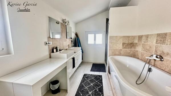 SANARY SUR MER - APPARTEMENT DE TYPE 3 - PARKING PRIVATIF