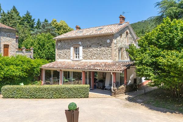 Maison de village au calme : charme de l'ancien, confort moderne, potentiel de revenus. Besseges