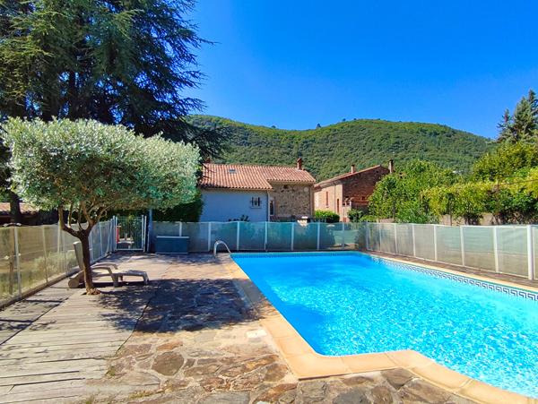 Maison de village au calme : charme de l'ancien, confort moderne, potentiel de revenus. Besseges