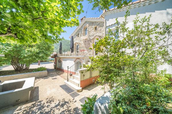 Maison de village au calme : charme de l'ancien, confort moderne, potentiel de revenus. Besseges