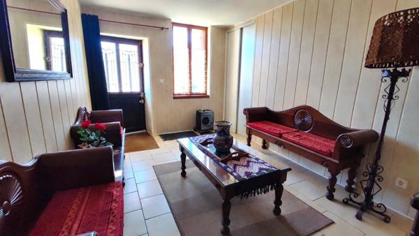 Maison de bourg avec grange attenante et fort potentiel!
