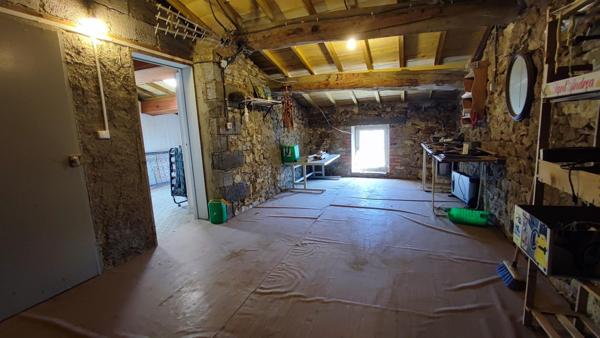 Maison de bourg avec grange attenante et fort potentiel!