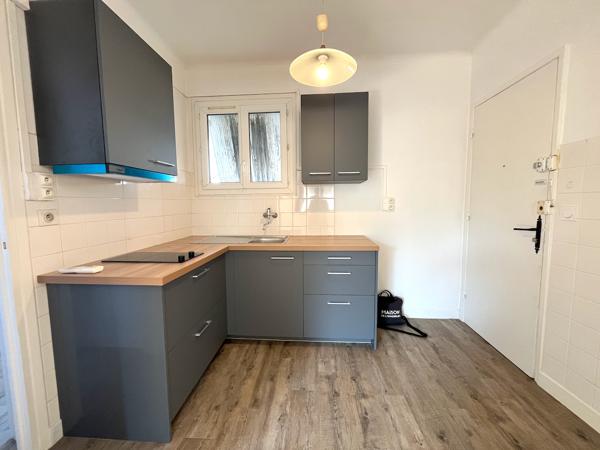 Villeneuve sur Lot, studio refait à neuf de 34,49 m² situé dans un quartier calme de Villeneuve sur Lot, avec accès à pied en ville, et à l'IFSI. Ce studio comprend une pièce de vie lumineuse orientée Sud, avec une cuisine équipée (plaques + hotte) avec u , Villeneuve sur lot