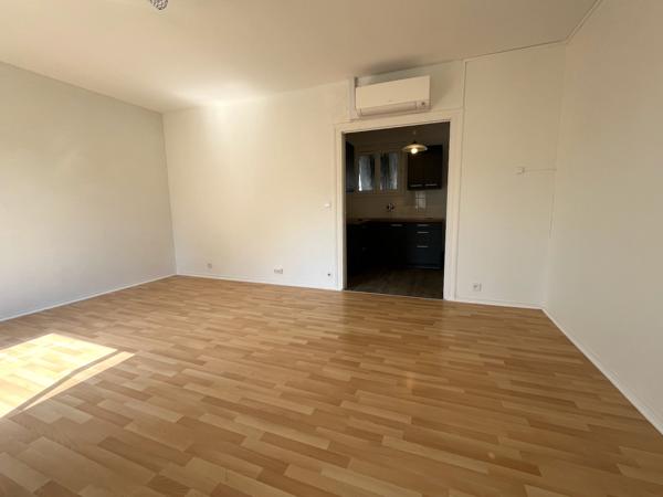 Villeneuve sur Lot, studio refait à neuf de 34,49 m² situé dans un quartier calme de Villeneuve sur Lot, avec accès à pied en ville, et à l'IFSI. Ce studio comprend une pièce de vie lumineuse orientée Sud, avec une cuisine équipée (plaques + hotte) avec u , Villeneuve sur lot