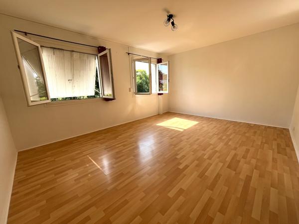 Villeneuve sur Lot, studio refait à neuf de 34,49 m² situé dans un quartier calme de Villeneuve sur Lot, avec accès à pied en ville, et à l'IFSI. Ce studio comprend une pièce de vie lumineuse orientée Sud, avec une cuisine équipée (plaques + hotte) avec u , Villeneuve sur lot