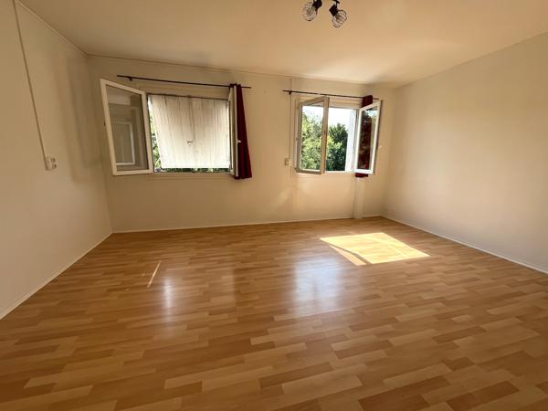 Villeneuve sur Lot, studio refait à neuf de 34,49 m² situé dans un quartier calme de Villeneuve sur Lot, avec accès à pied en ville, et à l'IFSI. Ce studio comprend une pièce de vie lumineuse orientée Sud, avec une cuisine équipée (plaques + hotte) avec u , Villeneuve sur lot