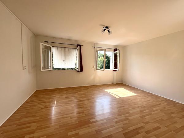 Villeneuve sur Lot, studio refait à neuf de 34,49 m² situé dans un quartier calme de Villeneuve sur Lot, avec accès à pied en ville, et à l'IFSI. Ce studio comprend une pièce de vie lumineuse orientée Sud, avec une cuisine équipée (plaques + hotte) avec u , Villeneuve sur lot