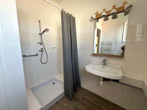 Villeneuve sur Lot, studio refait à neuf de 34,49 m² situé dans un quartier calme de Villeneuve sur Lot, avec accès à pied en ville, et à l'IFSI. Ce studio comprend une pièce de vie lumineuse orientée Sud, avec une cuisine équipée (plaques + hotte) avec u , Villeneuve sur lot