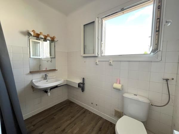 Villeneuve sur Lot, studio refait à neuf de 34,49 m² situé dans un quartier calme de Villeneuve sur Lot, avec accès à pied en ville, et à l'IFSI. Ce studio comprend une pièce de vie lumineuse orientée Sud, avec une cuisine équipée (plaques + hotte) avec u , Villeneuve sur lot