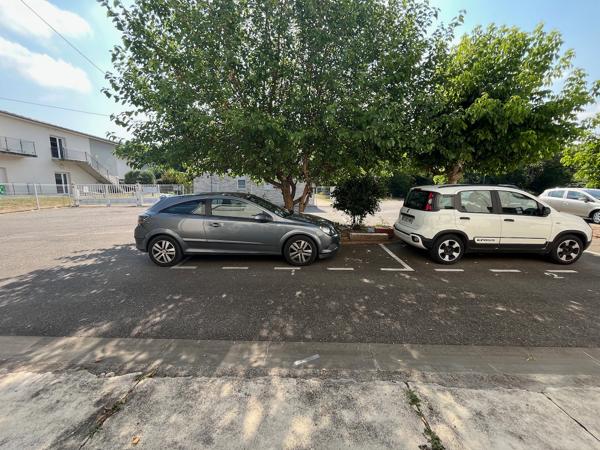 Villeneuve sur Lot, studio refait à neuf de 34,49 m² situé dans un quartier calme de Villeneuve sur Lot, avec accès à pied en ville, et à l'IFSI. Ce studio comprend une pièce de vie lumineuse orientée Sud, avec une cuisine équipée (plaques + hotte) avec u , Villeneuve sur lot