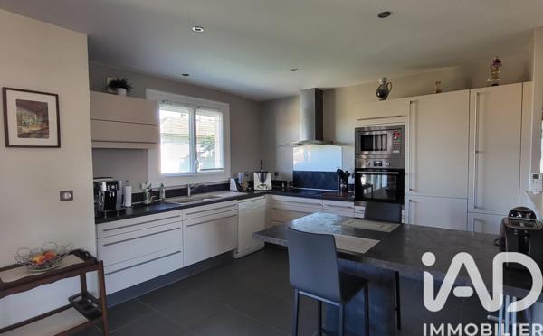 Maison à vendre 7 pièces 197 m² Saint-Genis-Laval