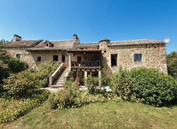 Belle et grande bâtisse dans un hameau. Caylus
