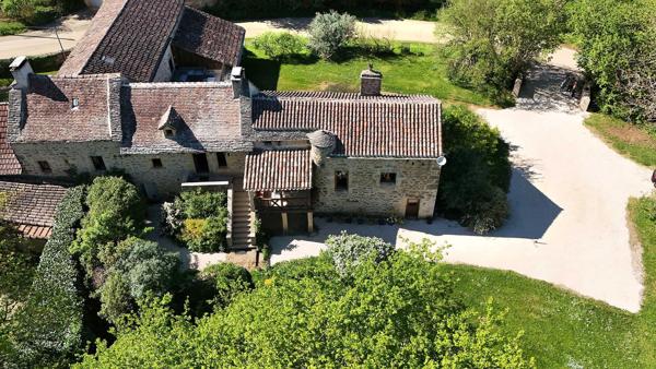 Belle et grande bâtisse dans un hameau. Caylus