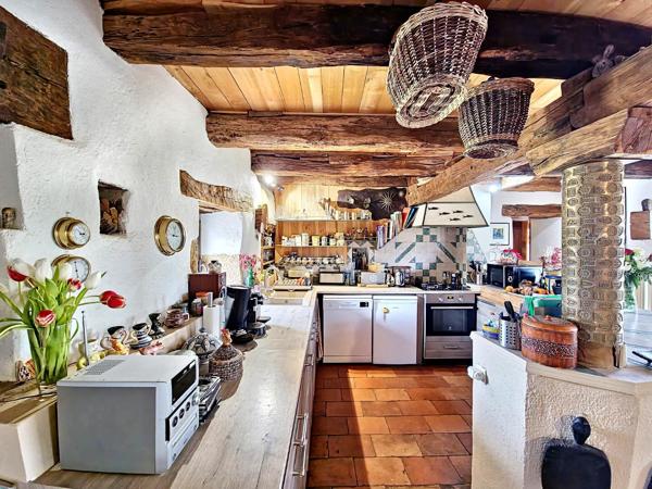 Belle et grande bâtisse dans un hameau. Caylus