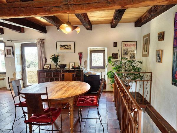 Belle et grande bâtisse dans un hameau. Caylus
