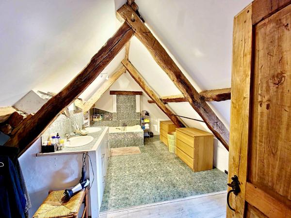 Belle et grande bâtisse dans un hameau. Caylus
