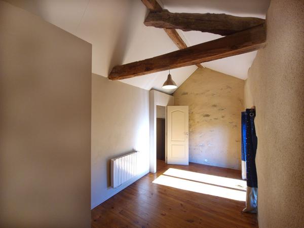 Belle et grande bâtisse dans un hameau. Caylus