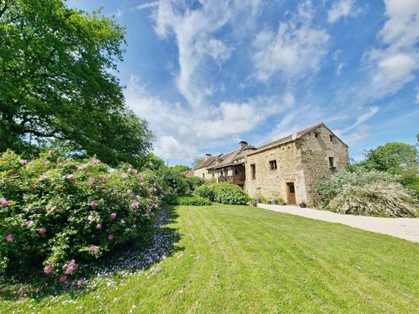 Belle et grande bâtisse dans un hameau. Caylus