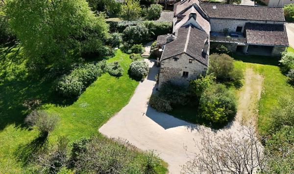 Belle et grande bâtisse dans un hameau. Caylus