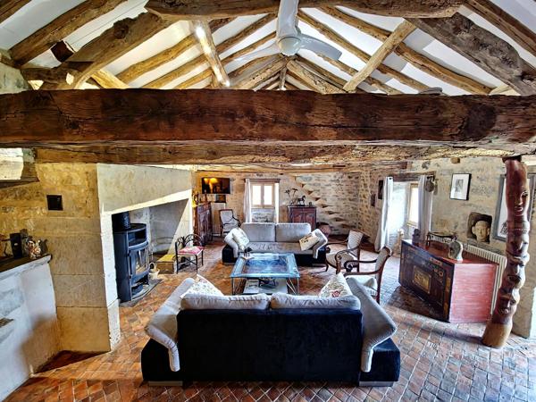 Belle et grande bâtisse dans un hameau. Caylus