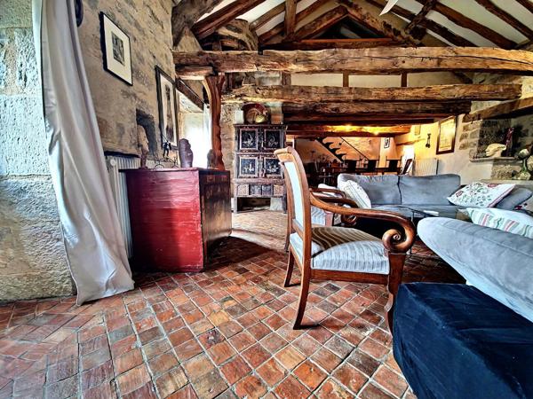 Belle et grande bâtisse dans un hameau. Caylus