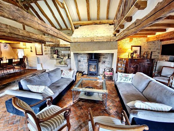 Belle et grande bâtisse dans un hameau. Caylus