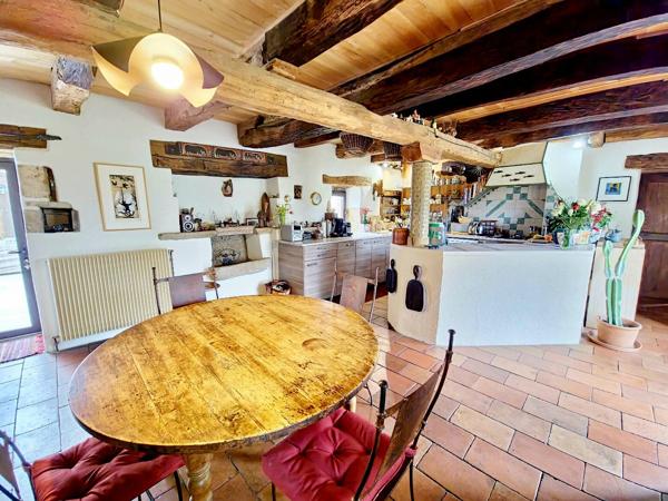 Belle et grande bâtisse dans un hameau. Caylus