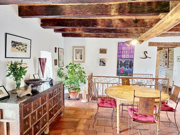 Belle et grande bâtisse dans un hameau. Caylus