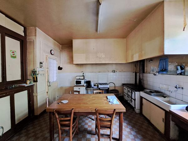 ANCIEN RESTAURANT- HOTEL A VILLAINES SOUS MALICORNE