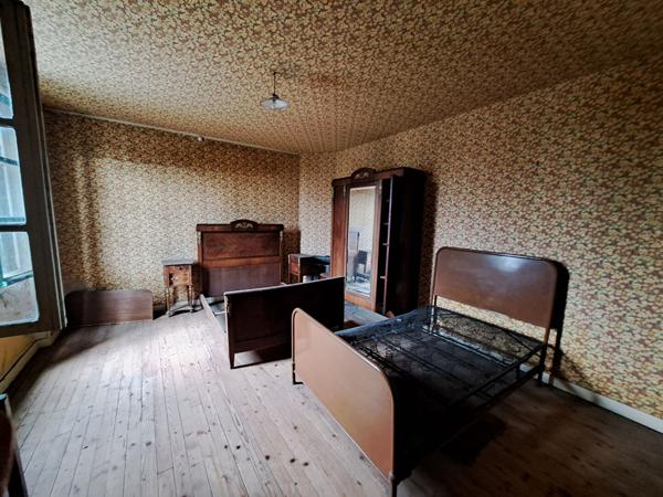 ANCIEN RESTAURANT- HOTEL A VILLAINES SOUS MALICORNE