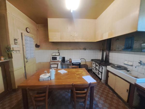 ANCIEN RESTAURANT- HOTEL A VILLAINES SOUS MALICORNE