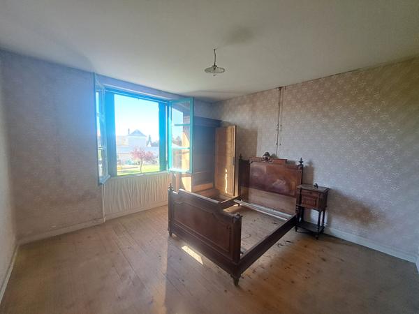 ANCIEN RESTAURANT- HOTEL A VILLAINES SOUS MALICORNE