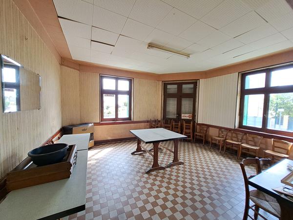 ANCIEN RESTAURANT- HOTEL A VILLAINES SOUS MALICORNE