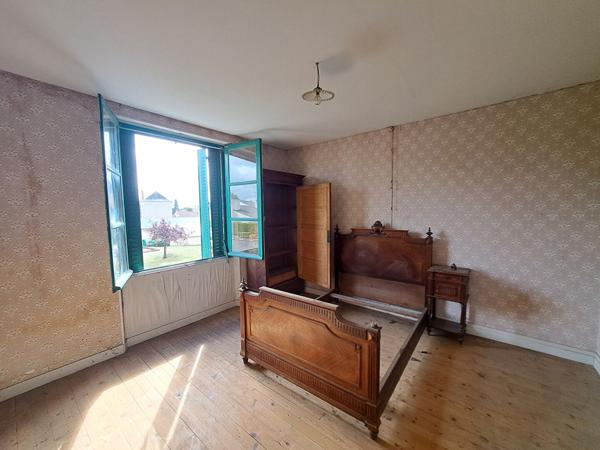 ANCIEN RESTAURANT- HOTEL A VILLAINES SOUS MALICORNE