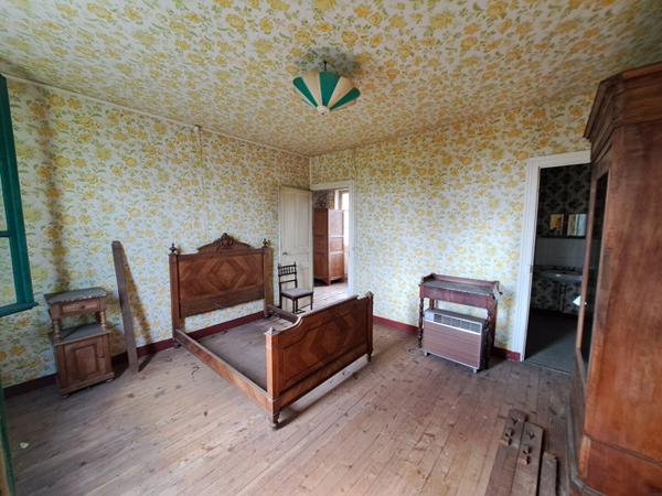 ANCIEN RESTAURANT- HOTEL A VILLAINES SOUS MALICORNE