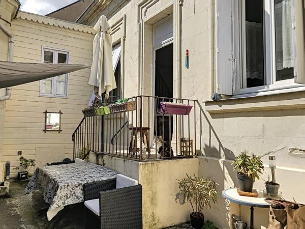 Centre-ville de Saumur : maison avec cour et garage