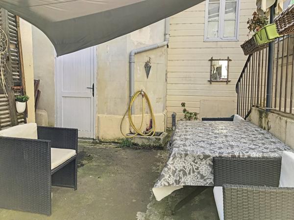 Centre-ville de Saumur : maison avec cour et garage