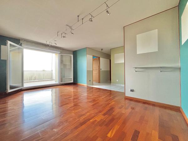 En plein centre ville, venez visiter ce 3 pièces de 69m²  avec terrasse et box !