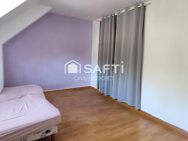 Situé en plein coeur de la Flèche, cet bâtiment offre une belle opportunité d'investissement