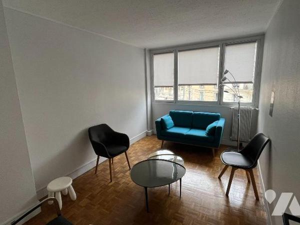  
La SAS R&R Notaires propose à la vente un appartement à usage mixte (habitation ou professio...